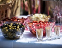 Catering, cocktails og kolleger: Sådan får i styr på forplejningen