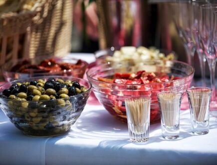 Catering, cocktails og kolleger: Sådan får i styr på forplejningen